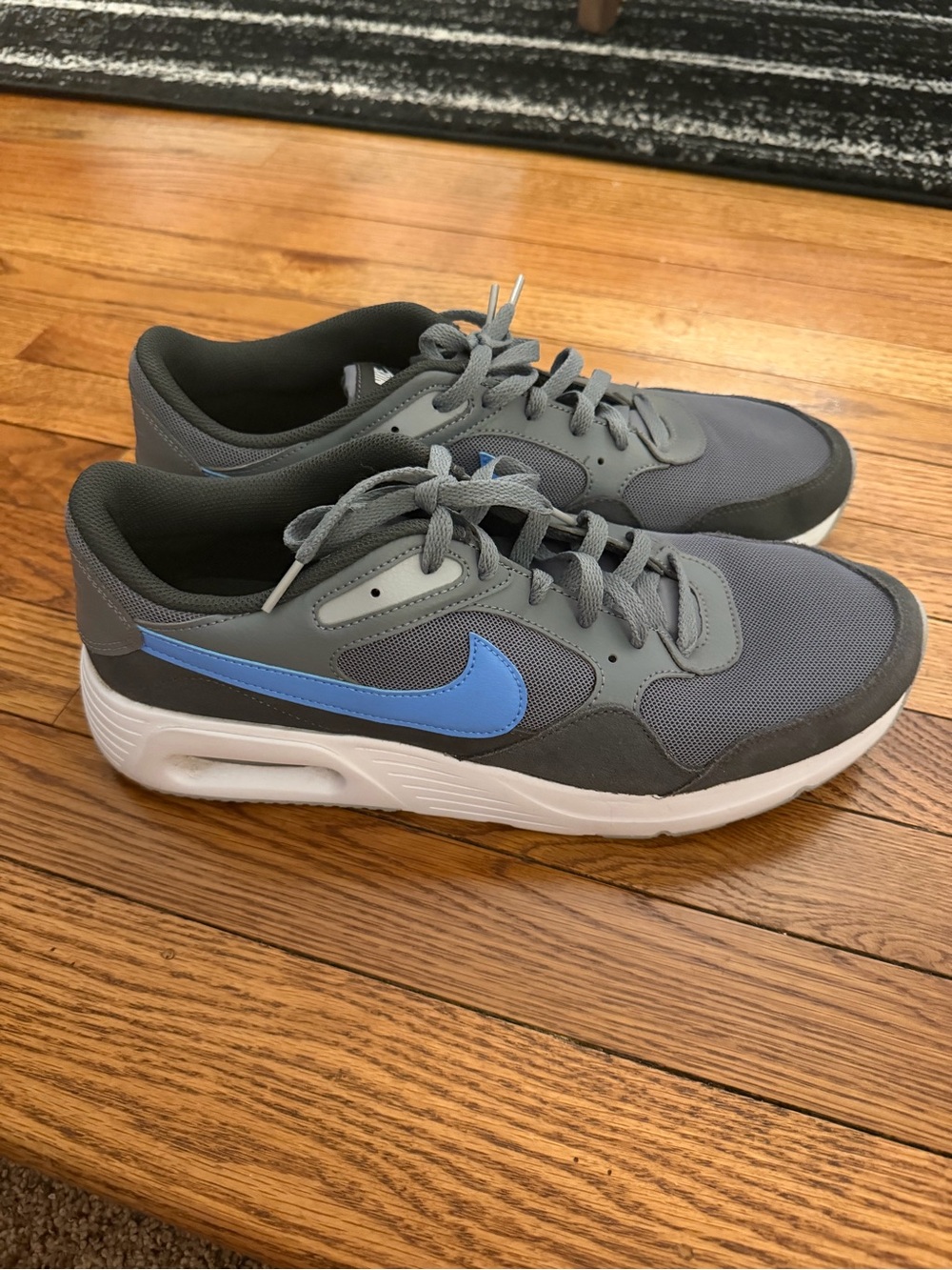 Nike Air Max SC sneakers in a cool grey and university blue colorway